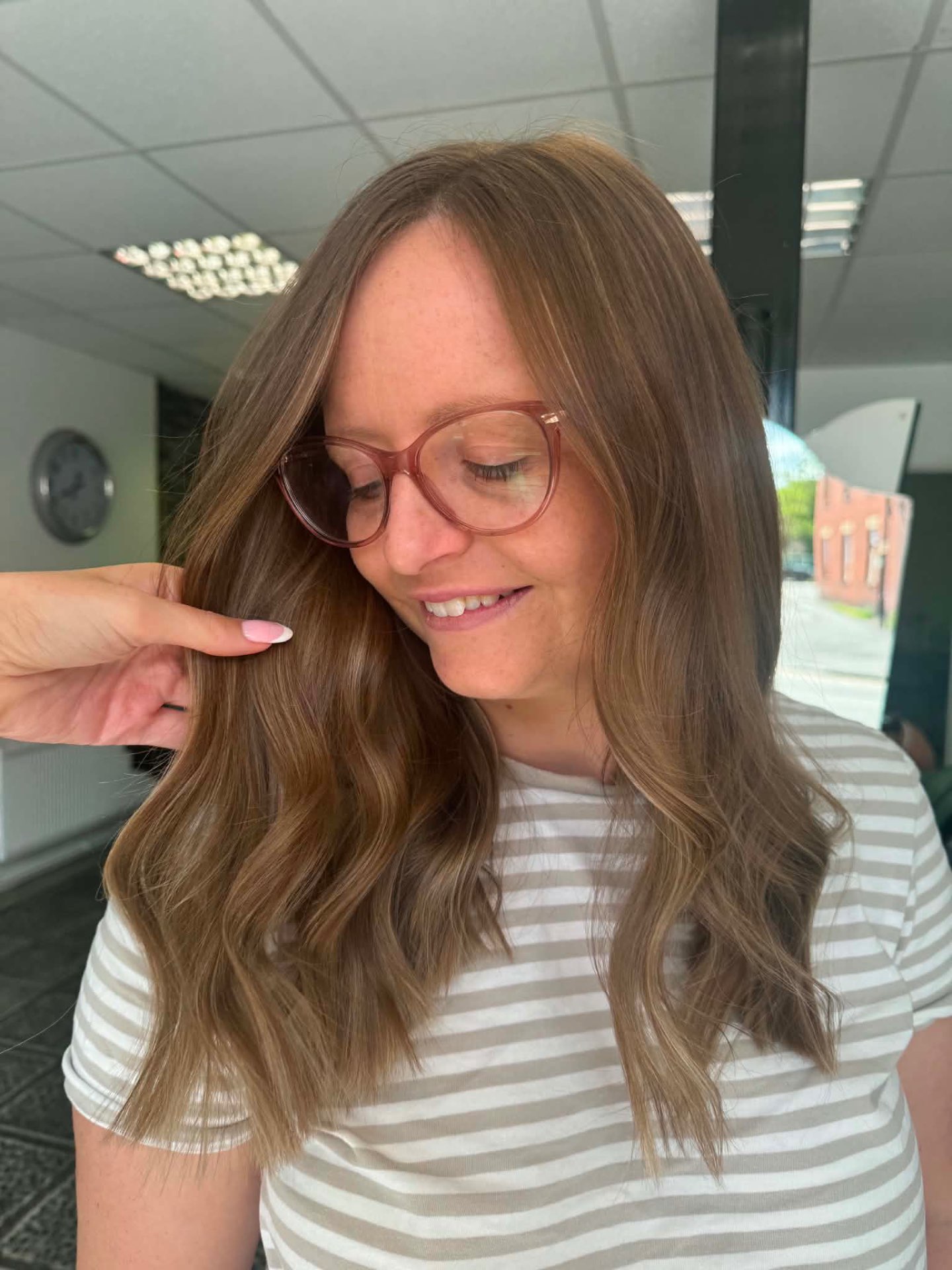 Soft brunette hair finished with loose, bouncy waves